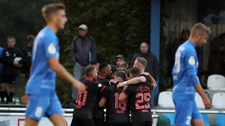 Geht der Torrausch weiter? Die Kickers wollen, wie hier am vergangenen Wochenende in Illertissen, auch beim Heimspiel gegen den FC Augsburg II wieder gewinnen. Geht der Torrausch weiter? Die Kickers wollen, wie hier am vergangenen Wochenende in Illertissen, auch beim Heimspiel gegen den FC Augsburg II wieder gewinnen.