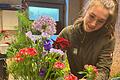 Ramona Schemm bereitet ein Blumengesteck für die Station 'Die Verspottung' bei der Lohrer Karfreitagsprozession vor.