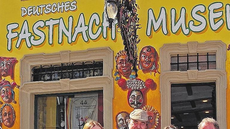 Glücklich: Das Team des Deutschen Fastnachtmuseums freut sich, dass der &bdquo;Narren-Trabbi&ldquo; wieder heimgekehrt ist. Von links im Bild: Die Museumsleiterin Daniela Sandner (auf dem Auto), Stiftungsvorsitzender Bernhard Schlereth, Gabriele Kewersun (Museumsverwaltung) und Dieter Kewersun (Archiv).