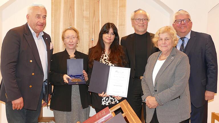 Zur Feierstunde kamen Antisemitismusbeauftragter Ludwig Spaenle (von links), Rabbinerin Antje Yael Deusel, Schatzmeisterin Fiona Atay-Sandyk (beide wurden mit der&nbsp;Israel-Jacobson-Plakette ausgezeichnet) , Dekan Hans-Martin Lecher, Vorsitzende Irith Michelsohn und Bürgermeister Wolfgang Metzner.