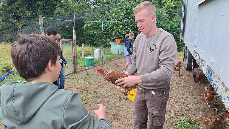 Wie man ein Huhn richtig anfasst, erläuterte Landwirtschaftsmeister Elias Breitenbach-Kohlmann.