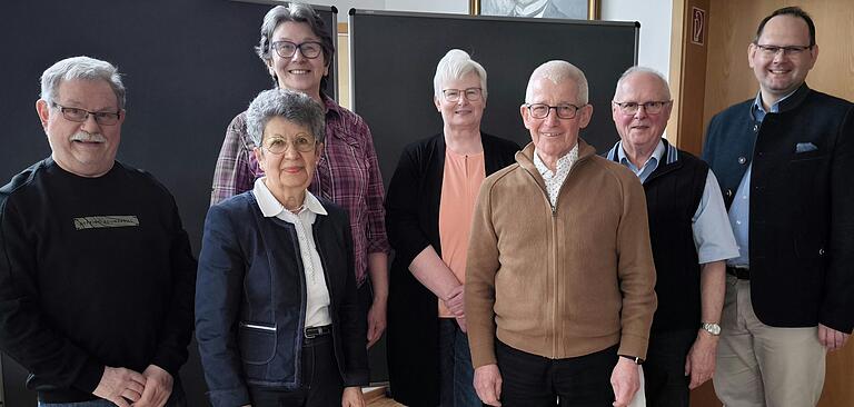 Auf dem Foto (von links): Kassier Alfred Müller, Luiza Medon, die neue Erste Vorsitzende Erika Hammond, Schriftführerin Silja Nuß, Norbert Medon, Zweiter Vorsitzender Harald Weid und Bürgermeister Michael Hombach. Auf dem Foto (von links): Kassier Alfred Müller, Luiza Medon, die neue Erste Vorsitzende Erika Hammond, Schriftführerin Silja Nuß, Norbert Medon, Zweiter Vorsitzender Harald Weid und Bürgermeister Michael Hombach.