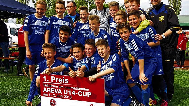 Marek Mintal gratuliert U-14-Junioren des Würzburger FV zum Turniersieg       -  (frak)   Club-Legende Marek Mintal war einer der Gratulanten nach dem Turniersieg der U-14-Juniorenfußballer des Würzburger FV beim Turnier um den &bdquo;Areva-Cup&ldquo; in Erlangen-Bruck. Durch den 1:0-Finalsieg gegen den Nachwuchs der SpVgg Bayreuth qualifizierte sich der Würzburger FV auch für das Endturnier auf dem Gelände des 1. FC Nürnberg im Juni, wo neben zahlreichen Bundesliga-Teams auch Nachwuchsmannschaften von internationalen Spitzenklubs wie Chelsea London und Paris St. Germain auflaufen. Unser Bild zeigt das siegreiche Team mit dem prominten Gratulanten bei der Siegerehrung: (hinten von links) Betreuer Thomas Maier, Marek Mintal, Lukas Behringer, Tresor Mbala (verdeckt), Kai Langer, Maximilian Bienias, Trainer Armin Strohmenger, (Mitte von links) Ference Lehner, Nico Keidel, David Maier, Lukas Schneider, Simon Bareis, Jannis Thein sowie (vorne von links) Yannick Bialas, Louis Beck, Severo Sturm, Lukas Steinmetz, Nicolas Pfarr, Jakob Pietschmann.