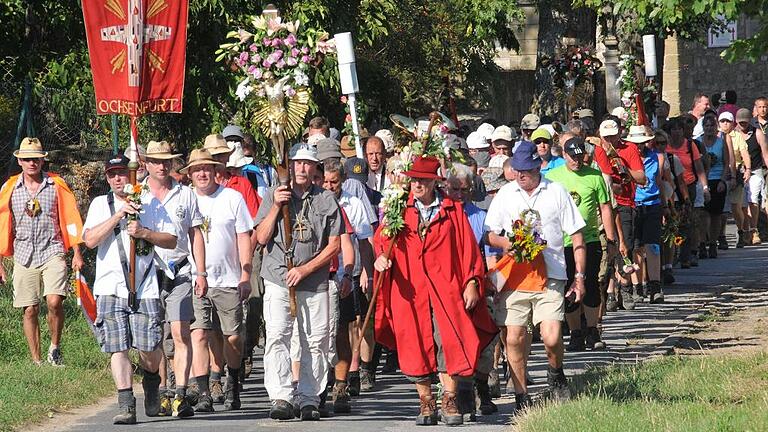 Die Kreuzbergwallfahrer am 31. August 2015 beim Auszug aus Erlach, der letzten Station vor der Rückkehr in Ochsenfurt.