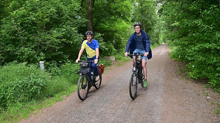 Der Fahrradweg von Waldbüttelbrunn nach Höchberg muss endlich befestigt werden, finden die Fraktionen der Grünen von Waldbüttelbrunn, Höchberg und Zell. Im Bild Sven Winzenhörlein und Sebastian Hansen (von links) beim Ortstermin.