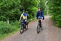 Der Fahrradweg von Waldbüttelbrunn nach Höchberg muss endlich befestigt werden, finden die Fraktionen der Grünen von Waldbüttelbrunn, Höchberg und Zell. Im Bild Sven Winzenhörlein und Sebastian Hansen (von links) beim Ortstermin.