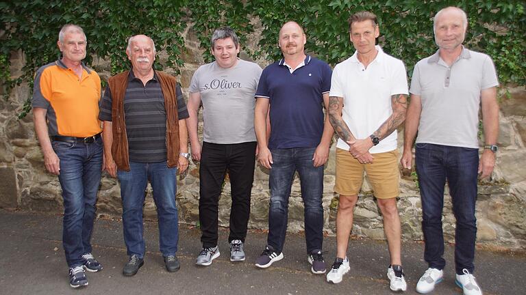 Zur Neuwahl des Kreishandwerksmeisters trafen sich in Zeil die Innungs-Obermeister (von links): Klaus Döllner (Schreiner), Kreishandwerksmeister Hans-Georg Häfner, sein Stellvertreter Alfred Kaiser (Metzger), Ralf Jooß (Elektro), Oliver Merkel (Friseure) und Michael Ott (Maler). Zur Neuwahl des Kreishandwerksmeisters trafen sich in Zeil die Innungs-Obermeister (von links): Klaus Döllner (Schreiner), Kreishandwerksmeister Hans-Georg Häfner, sein Stellvertreter Alfred Kaiser (Metzger), Ralf Jooß (Elektro), Oliver Merkel (Friseure) und Michael Ott (Maler).