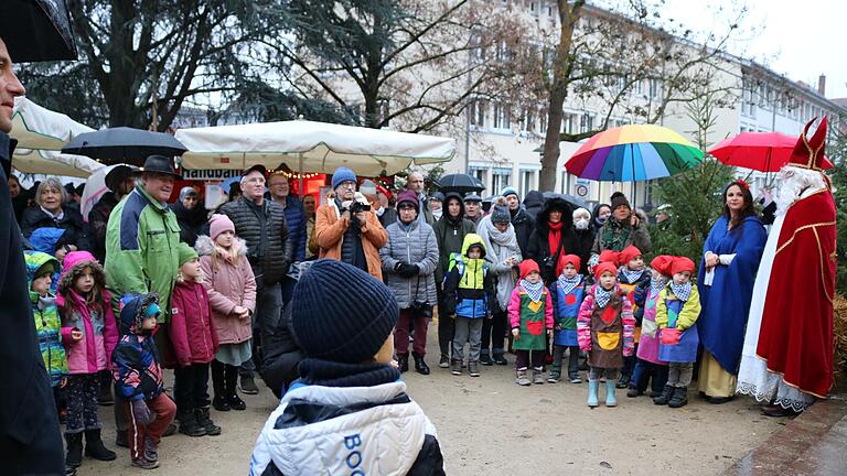 Der erste Lohrer Schneewittchen-Weihnachtsmarkt findet in der städtischen Anlage statt. Der erste Lohrer Schneewittchen-Weihnachtsmarkt findet in der städtischen Anlage statt.