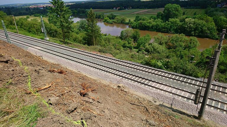 Erdrutsch nach Starkregen: Die Bahn beseitigt derzeit Schäden an der Bahnstrecke Kitzingen – Würzburg, die nach dem Unwetter zu Monatsbeginn entstanden waren.