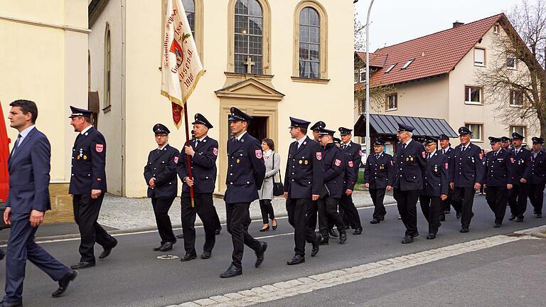 Nach dem Dankgottesdienst in der Hausener Pfarrkirche zog die Jubiläumswehr mit ihren Gästen zum Ehrenabend ins Sportheim. Nach dem Dankgottesdienst in der Hausener Pfarrkirche zog die Jubiläumswehr mit ihren Gästen zum Ehrenabend ins Sportheim.