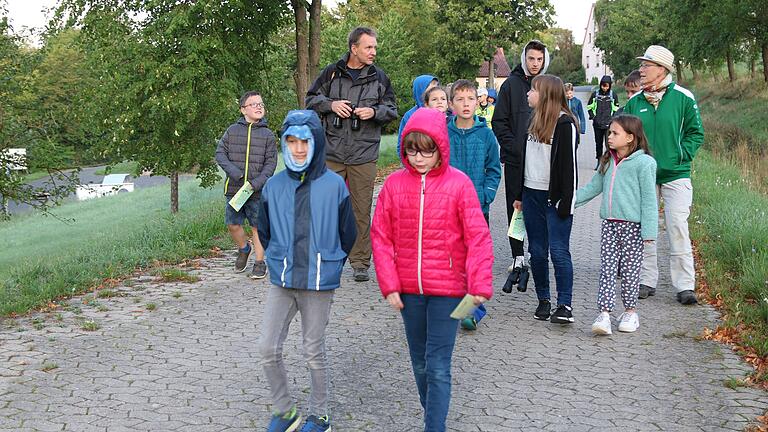 Im Bild: Stephan Kneitz (links, mit Fernglas), Ferienprogramm-Leiterin Gerti Lang (rechts, mit Hut), Betreuer Moritz Weißkopf (links daneben) und die teilnehmenden Kinder.