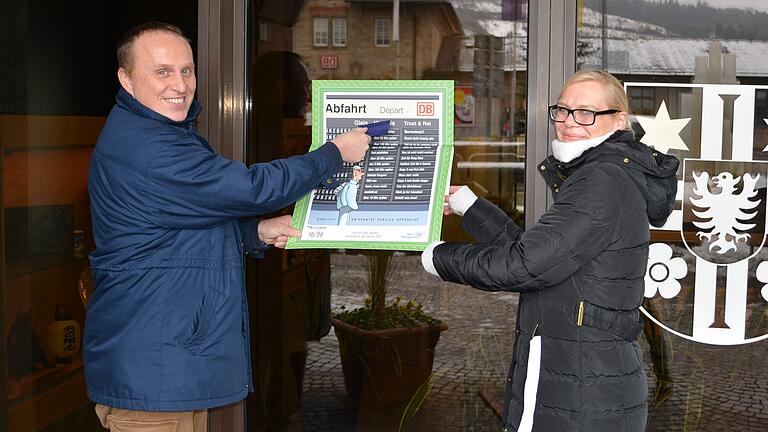 Jochen Herrschlein und Manuela Wischnewski haben die neuen Cartoons an Geschäften und Institutionen angebracht, so wie hier am Neuen Rathaus.