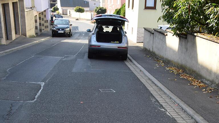 In Holzkirchen wie auch in Wüstenzell sollen auf der Staatsstraße und der Kreisstraße neue Parkflächen entstehen, um die Geschwindigkeit des Durchgangsverkehrs zu reduzieren. Rote Punkte markieren seit einiger Zeit diese Flächen. Unser Bild zeigt die Kreisstraße in Wüstenzell. In Holzkirchen wie auch in Wüstenzell sollen auf der Staatsstraße und der Kreisstraße neue Parkflächen entstehen, um die Geschwindigkeit des Durchgangsverkehrs zu reduzieren. Rote Punkte markieren seit einiger Zeit diese Flächen. Unser Bild zeigt die Kreisstraße in Wüstenzell.
