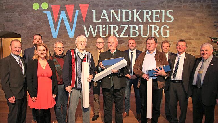 Gruppenfot mit den für 50 und 60 Jahre im Einsatz als Feldgeschworene Geehrten. Gruppenfot mit den für 50 und 60 Jahre im Einsatz als Feldgeschworene Geehrten.