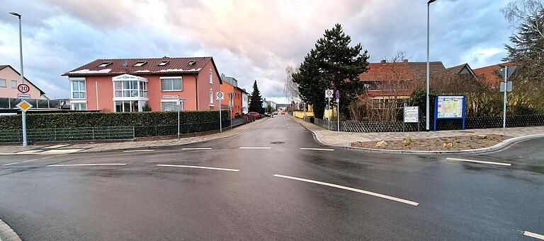 Die Sprecherin der 18 Haushalte zählenden Anwohner-Initiative befürchtet durch den Hol- und Bring-Verkehr bei 100 Kindern chaotische Zustände in der Wolfstalstraße.&nbsp;