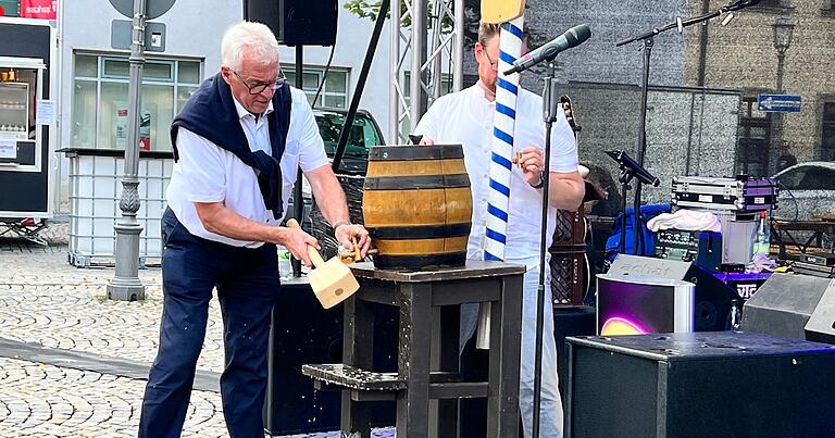 Gekonnt zapfte Bürgermeister Günther Werner das erste Fass Bier beim Marktplatzfest an.