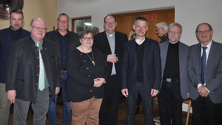 Beim Neujahrsempfang der beiden Kirchengemeinden trafen sich (von links) Bürgermeister Stefan Rottmann, Diakon Michael Wahler, Zweiter Bürgermeister Jürgen Geist, Pfarrgemeinderatsvorsitzende Elke Fleischmann, Diakon Frank Menig, Pfarrer Andreas Duft und die Kirchenvorstandsmitglieder Peter Lindacher und Gerhard Räth.