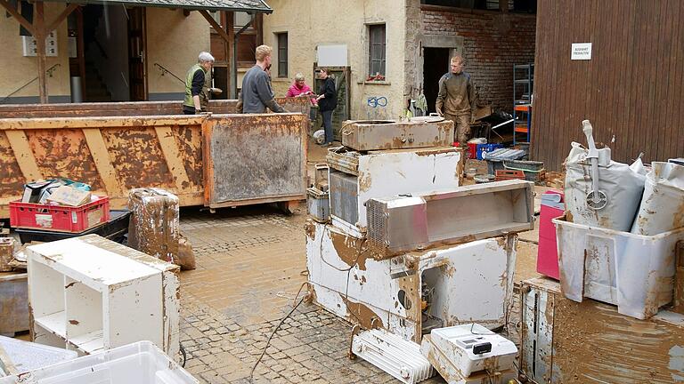 Mitglieder und Freunde der Initiative 'Fluthilfe Dernau – Mainfranken hilft' beim Aufräumen im Keller und auf dem Gelände des Hubertushofs Fährbrück.&nbsp;