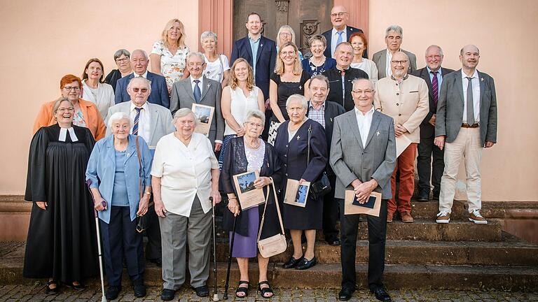 Auf dem Foto die Konfirmationsjubilare sowie Pfarrerin&nbsp;Melanie v. Truchseß.