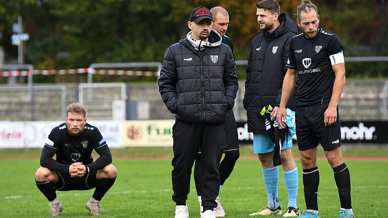 Enttäuschung pur: Die Schweinfurter (von links) Patrick Hofmann, Marcel Kühlinger (Sportleiter), Tom Feulner (verdeckt), Nico Stephan und Kristian Böhnlein können das Pokal-Aus kaum fassen.