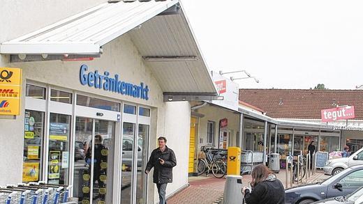 Wird umgebaut: Tegut will den Getränkemarkt in den Verbrauchermarkt integrieren. Daher wird der Gebäudeteil links vorne (entlang der Bodelschwinghstraße) angehoben und ein Flachdach bekommen.