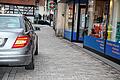 Parkende Autos auf Gehwegen, wie auf unserem gestellten Foto in Arnstein, sind unnötige Behinderungen, die leicht vermieden werden könnten.