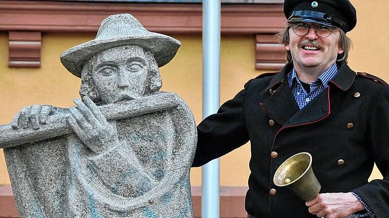 Am Helmstadter Denkmal: Bernd Schätzlein, der die Aufstellung vor einigen Jahren mitangestoßen hat. Als Polizeidiener erzählt Schätzlein Besuchergruppen die Geschichte des Hans Böhm, die er so gut kennt wie wohl kaum ein anderer.