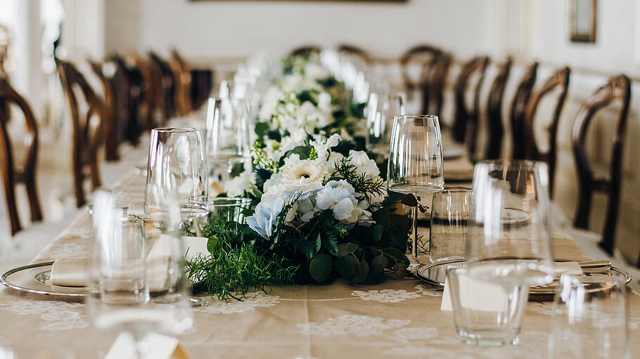 Hochzeitstisch       -  Vereinbaren Sie mit Ihrer Location und den Dienstleistern einen neuen Termin für Ihre Hochzeit.