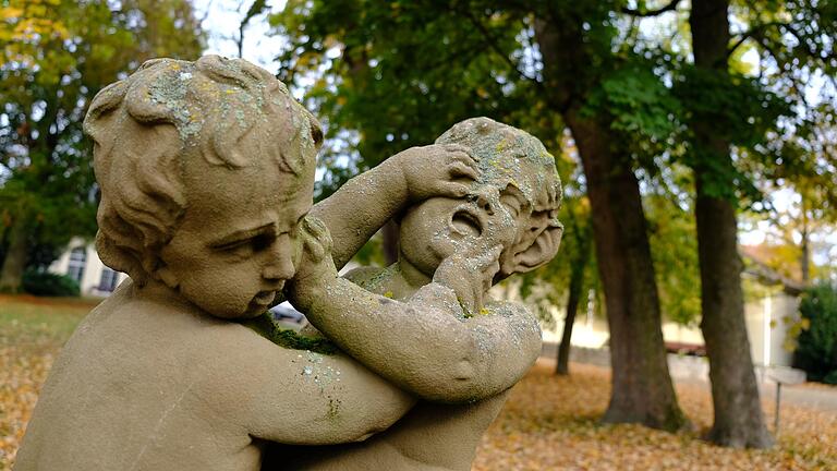 Handgreiflich wurde es natürlich nicht wie hier bei den hitzig streitenden Statuen im Kurpark von Bad Neustadt, einem Ort der Entspannung. Aber im übertragenen Sinne hat der Stadtrat in Bad Neustadt durchaus heftig miteinander gerungen in seiner Haushaltssitzung.