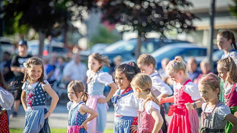 Die Rhönhüpfer Wildflecken, eine traditionsreiche Volkstanzgruppe für Kinder, bereicherten den Abend mit ihren Tänzen. - Die Rhönhüpfer Wildflecken, eine traditionsreiche Volkstanzgruppe für Kinder, bereicherten den Abend mit ihren Tänzen. Die Rhönhüpfer Wildflecken, eine traditionsreiche Volkstanzgruppe für Kinder, bereicherten den Abend mit ihren Tänzen. - Die Rhönhüpfer Wildflecken, eine traditionsreiche Volkstanzgruppe für Kinder, bereicherten den Abend mit ihren Tänzen.