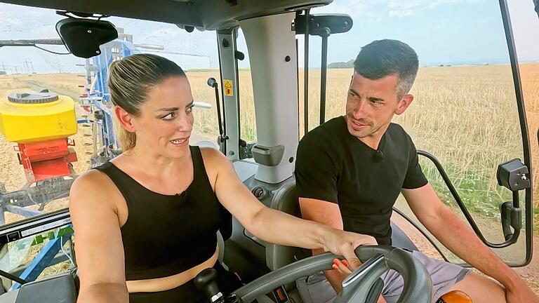 Trotz anfänglicher Zweifel macht Rebecca am Steuer des Traktors eine gute Figur.&nbsp;