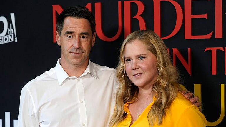 Amy Schumer und ihr Ehemann       -  Amy Schumer ist eigenen Angaben zufolge eher unglücklich darüber, dass ihr Sohn inzwischen lesen kann. (Archivbild)