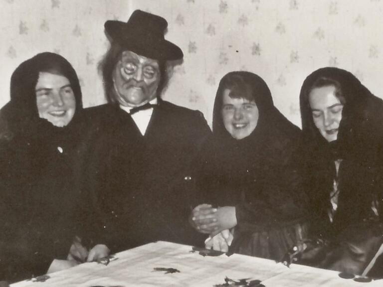 Die Weiberkiez im Jahr 1985 mit Anneliese Müller, Marianne Wachmer und Anita Bauer Die Weiberkiez im Jahr 1985 mit Anneliese Müller, Marianne Wachmer und Anita Bauer
