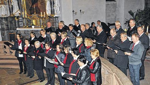 Adventskonzert: Besinnliche Lieder trug der Kirchenchor Großrinderfeld in der Pfarrkirche St. Michael vor.