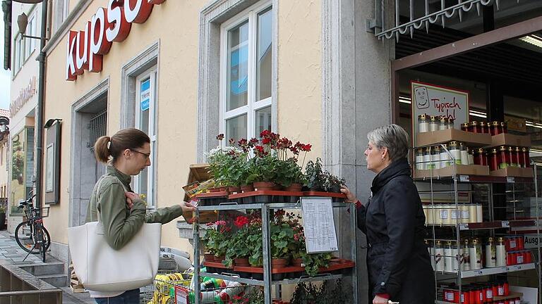 Oberste Prämisse für den Mellrichstädter Stadtrat: Der Einkaufsmarkt Kupsch in der Innenstadt soll durch den Neubau eines Rewe-Markts neben der ehemaligen Berufsschule nicht gefährdet werden. Eine Umfrage soll nun aufzeigen, wie sich das Einkaufsverhalten der Bürger gestaltet. Oberste Prämisse für den Mellrichstädter Stadtrat: Der Einkaufsmarkt Kupsch in der Innenstadt soll durch den Neubau eines Rewe-Markts neben der ehemaligen Berufsschule nicht gefährdet werden. Eine Umfrage soll nun aufzeigen, wie sich das Einkaufsverhalten der Bürger gestaltet.