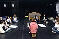 Die Schülerinnen und Schüler des Basisfachs Französisch mit Friederike Faust vom Jungen Theater der Frankenfestspiele Röttingen.