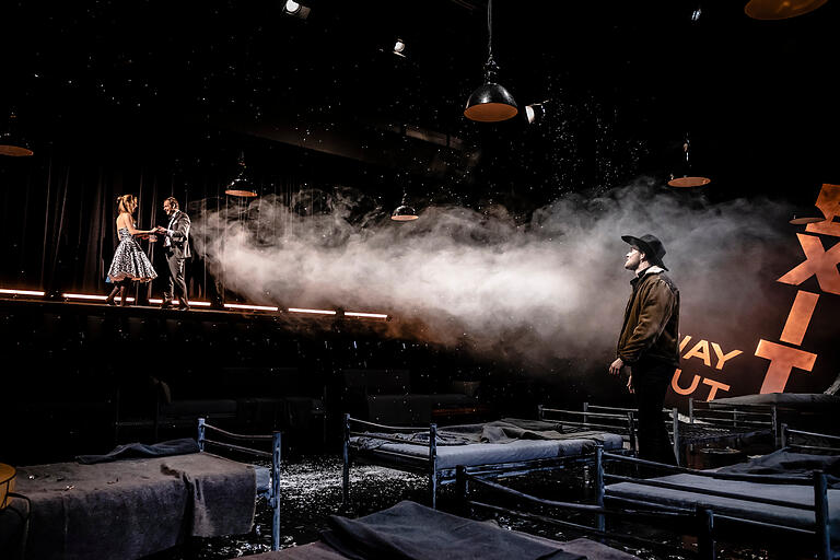 Noch tanzen sie über den Wolken, Glory (Carmen Kirschner) und der Gangster Terry (Stefan Willi Wang), während sich der einsame Musiker Texas (Felix Kruttke) der Melancholie hingibt. Noch tanzen sie über den Wolken, Glory (Carmen Kirschner) und der Gangster Terry (Stefan Willi Wang), während sich der einsame Musiker Texas (Felix Kruttke) der Melancholie hingibt.