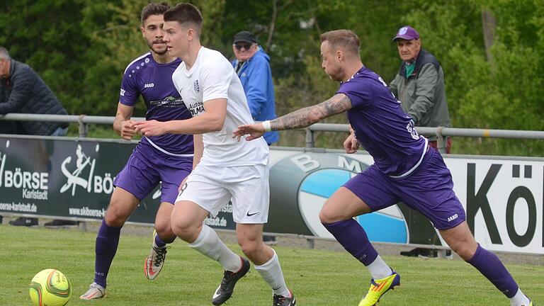 Zwei gegen einen: Die Bamberger Christopher Kettler (links) und Timo Strohmer (rechts) attackieren Fabio Gobbo vom TSV Karlburg.