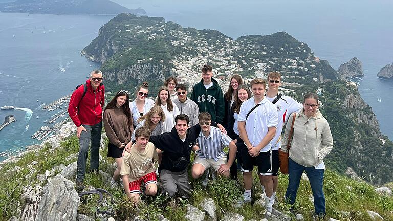 Capri sehen und erleben: Das P-Seminar mit ihren Lehrern Martin Redweik (links) und Dorothea Karl (rechts) bei einem ihrer Reisehighlights.