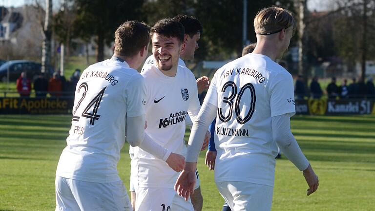 Glückwünsche für den Karlburger Torschützen zum 2:0, Jan Wabnitz (Bildmitte), von Sebastian Fries (links) und Marco Kunzmann (rechts).