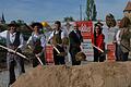 Zum symbolischen Spatenstich in Iphofen schritten (von links) Dieter Haag, Xaver Haag, Lukas Haag, Iphofens Bürgermeister Dieter Lenzer, Landtagsabgeordnete Barbara Becker, Vizelandrat Robert Finster und Moritz Böhm vom gleichnamigen Architekturbüro.