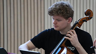 Till Schuler am Cello ist erst 24 Jahre alt, kommt gerade erst aus der Akademie des BRSO und spielt schon im großen Orchester mit.