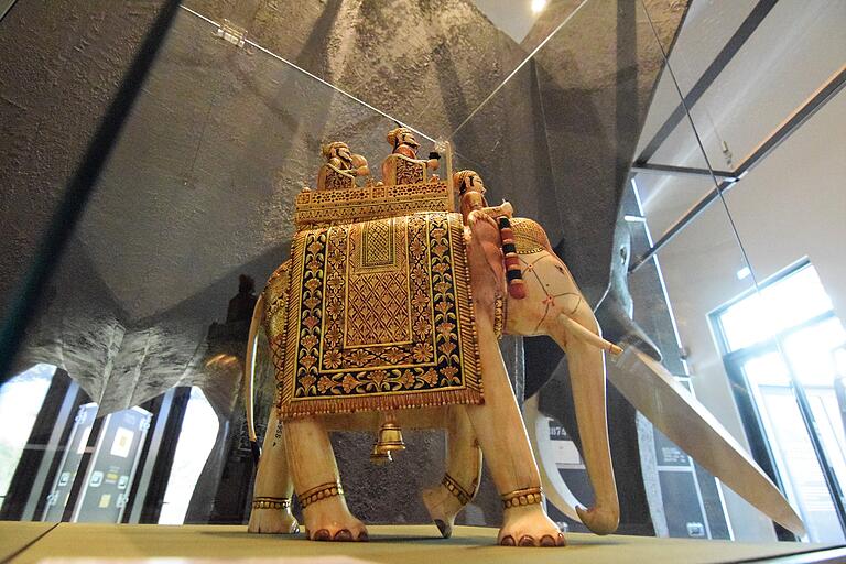 Der Prunk-Elefant mit König und Minister zählt zu den prächtigsten Stücken der Ausstellung. Der Prunk-Elefant mit König und Minister zählt zu den prächtigsten Stücken der Ausstellung.