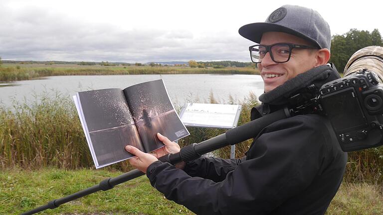 Das Bild vom Blässhuhn am Holzpointensee hat Bernd Kleinschrod in seinem Buch verewigt.