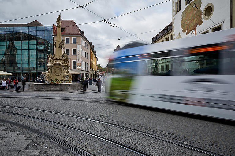 Es geht um auch Taktverdichtung: Eine Straßenbahn fährt am Vierröhrenbrunnen vorbei.