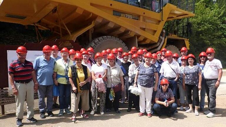 Während der Fahrt in die Steiermark besuchte die Reisegruppe des Obst- und Gartenbauvereins auch das Erzbergwerk in Erzberg in der Steiermark, wo sie sich vor diesem riesigen Muldenkipper für das Foto versammelte.