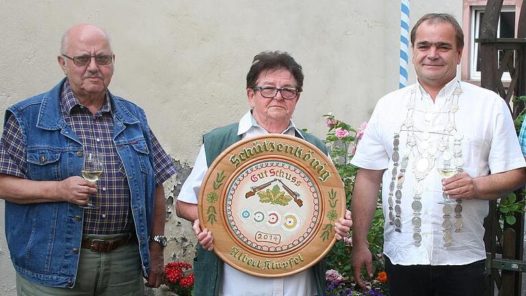 Schützenkönig offiziell gekrönt - (dch) Immer wieder gab es Terminschwierigkeiten, aber dieser Tage konnte der Schützenverein 1968 endlich seinen Schützenkönig des Jahres 2014 krönen. Die kleine Feier wurde im Schützenhaus im Rahmen einer Weinprobe abgehalten. Neuer Schützenkönig wurde mit einem hervorragenden Ergebnis Albert Klüpfel (rechts). Die Schützenscheibe wurde ihm von seiner Vorgängerin Irmgard Oppel (Mitte) übergeben. Erster Gratulant war der Vorsitzende Georg Schmitt (links). Weitere Sieger bei der Vereinsmeisterschaft waren Walter Oppel (Überraschungspreis), Monika Rügamer (Damenscheibe und Damenwanderpokal), Gerd Gerhard (Jägerwanderpokal und Vereinsmeister), Georg Schmitt (Pokal der Volksfürsorge), Joachim Janke (Meisterscheibe), Familie Baum (Familienscheibe), Andreas Rügamer (1.Ritter) und Volker Baum (2.Ritter). Schützenkönig offiziell gekrönt - (dch) Immer wieder gab es Terminschwierigkeiten, aber dieser Tage konnte der Schützenverein 1968 endlich seinen Schützenkönig des Jahres 2014 krönen. Die kleine Feier wurde im Schützenhaus im Rahmen einer Weinprobe abgehalten. Neuer Schützenkönig wurde mit einem hervorragenden Ergebnis Albert Klüpfel (rechts). Die Schützenscheibe wurde ihm von seiner Vorgängerin Irmgard Oppel (Mitte) übergeben. Erster Gratulant war der Vorsitzende Georg Schmitt (links). Weitere Sieger bei der Vereinsmeisterschaft waren Walter Oppel (Überraschungspreis), Monika Rügamer (Damenscheibe und Damenwanderpokal), Gerd Gerhard (Jägerwanderpokal und Vereinsmeister), Georg Schmitt (Pokal der Volksfürsorge), Joachim Janke (Meisterscheibe), Familie Baum (Familienscheibe), Andreas Rügamer (1.Ritter) und Volker Baum (2.Ritter).