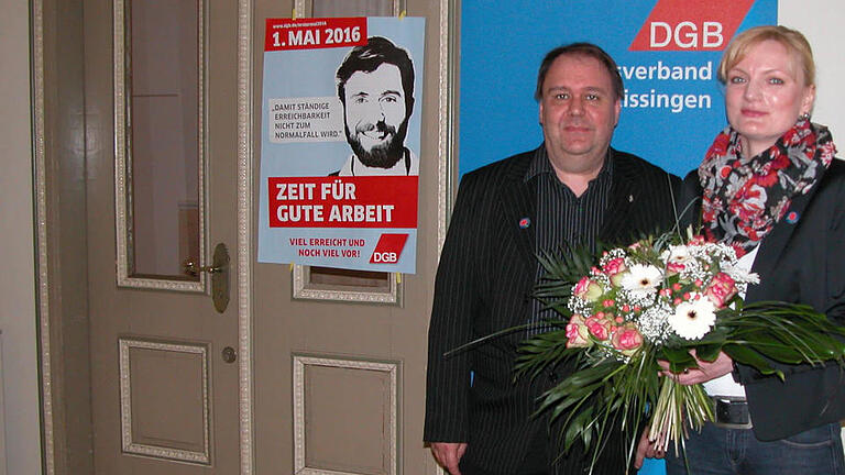 DGB-Kreisvorsitzender Gerhard Klamet und Mairednerin Marietta Eder auf der Kundgebung zum Tag der Arbeit. Foto: Ewald Kiesel - DGB-Kreisvorsitzender Gerhard Klamet und Mairednerin Marietta Eder auf der Kundgebung zum Tag der Arbeit. Foto: Ewald Kiesel DGB-Kreisvorsitzender Gerhard Klamet und Mairednerin Marietta Eder auf der Kundgebung zum Tag der Arbeit. Foto: Ewald Kiesel - DGB-Kreisvorsitzender Gerhard Klamet und Mairednerin Marietta Eder auf der Kundgebung zum Tag der Arbeit. Foto: Ewald Kiesel