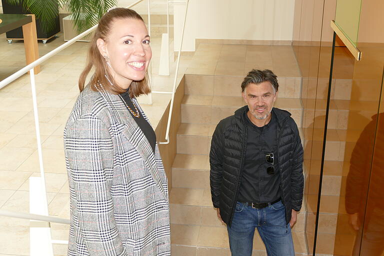 Gemeindeleiter Thomas Metzger und Jugendreferentin Lisa Herbst am Taufbecken. In der Evangelisch-Freikirchlichen Gemeinde werden nur Erwachsene getauft. Gemeindeleiter Thomas Metzger und Jugendreferentin Lisa Herbst am Taufbecken. In der Evangelisch-Freikirchlichen Gemeinde werden nur Erwachsene getauft.