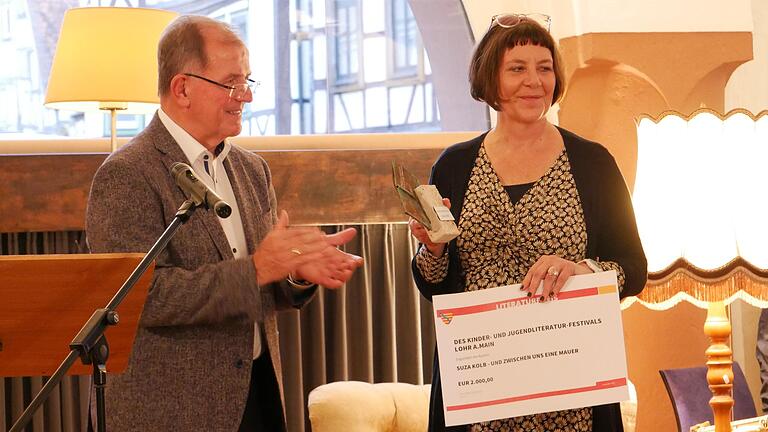 Bezirkstagspräsident Erwin Dotzel überreichte Autorin Suza Kolb den Lohrer Jugendliteraturpreis.